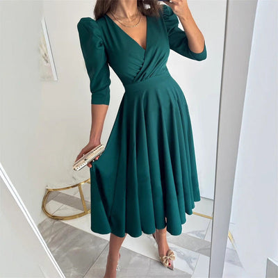 Tülay™ - Plissiertes Midikleid mit V-Ausschnitt